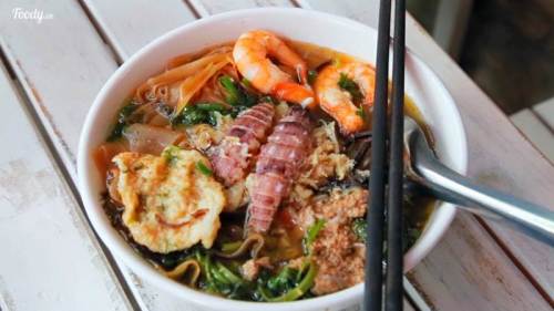 Noodle and seafood pancake